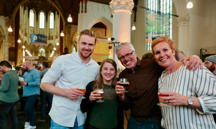 Bier proeven tijdens het bierproeffestival met Nederlands bier